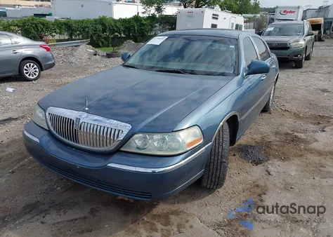 2003 Lincoln Town Car Executive z USA, uszkodzony, nr VIN 1LNHM81W23Y634095